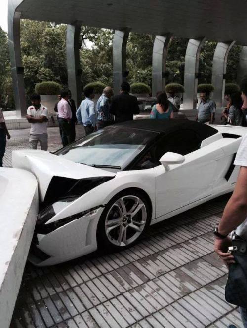 lamborghini-gallardo-spyder-crash-delhi-4.jpg.pagespeed.ce.WS4Z-fm-Hs.jpg image