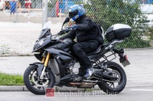 2015-BMW-S1000XR-spy-photos-03