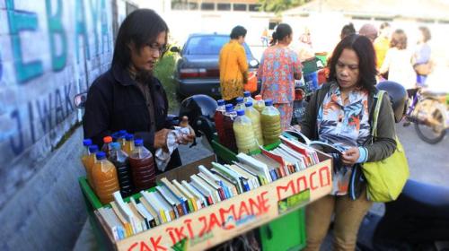 penjual-jamu-keliling-bawa-buku